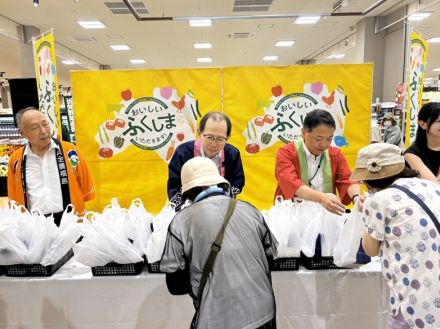 旬の果物や夏野菜食べて　福島県の内堀知事が地元のスーパーでトップセールス