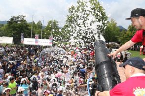 水と泡まみれ　北近畿最大の水祭り　「スプラッシュ」賑わう／兵庫・丹波市