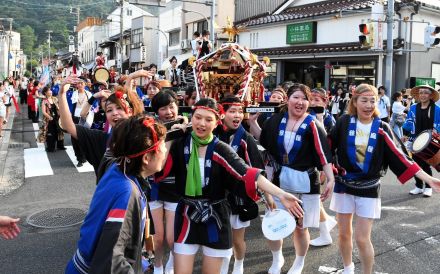 打吹まつり開幕　みこしや牛鬼、盛り上がる