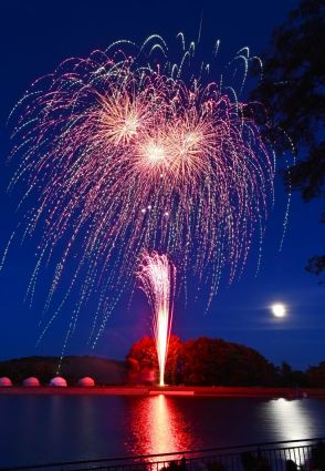 湖上満開　那須・りんどう湖ファミリー牧場で来月まで花火大会