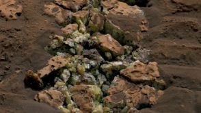 偶然割れた岩の中に黄緑色の結晶、火星で驚きの発見　米探査車