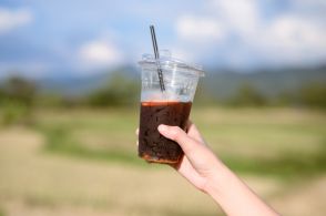毎日暑く、つい出社時にコンビニで「アイスコーヒー」を買ってしまいます。1杯120円程度ですが、自宅から水筒に「インスタントコーヒー」を入れて持っていくほうが節約になるでしょうか？