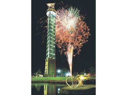 タワーと花火に歓声　富山県小矢部市のクロスランド