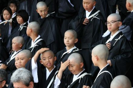 9歳の小学生だって、きょうからお坊さん　京都・東本願寺で得度式