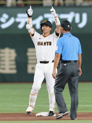 巨人・大城卓三、初回に先制２点打！ ２桁勝利を目指す先発・菅野智之を援護、塁上でポーズ