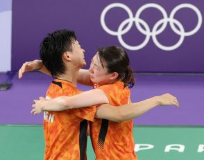 五輪バド　渡辺＆東野「一緒に座っちゃうのがかわいすぎ♥」恒例の記念写真で一つのソファに「勇大くんと出会えて幸せ」で感涙のファンも