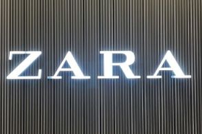 ZARAの「新作ショルダーバッグ」が涼しげデザインでオシャレ！ペットボトルが入るサイズで、これはヘビロテしちゃいそう《購入レビュー》