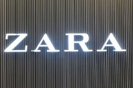 ZARAの「新作ショルダーバッグ」が涼しげデザインでオシャレ！ペットボトルが入るサイズで、これはヘビロテしちゃいそう《購入レビュー》