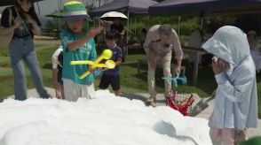 夏のゲレンデで雪遊びを楽しむ　軽井沢のスキー場が人工雪を子どもたちにプレゼント