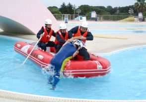 「市街地が浸水」豪雨災害備え、流れるプールで訓練　船橋署、運動公園で