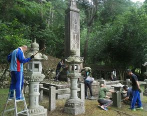 戦没者への敬意持ち、陸上自衛隊福知山駐屯地の隊員120人が平和墓地で草刈りに汗