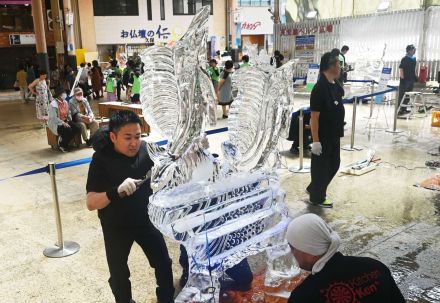 酷暑に涼、氷の芸術　料理人らが夏の造形削り出す　鹿児島市・天文館ベルク広場で彫刻展