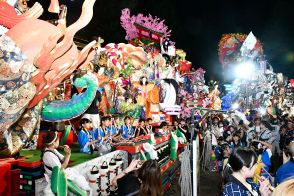 祭りの終わり惜しむ後夜祭／八戸三社大祭