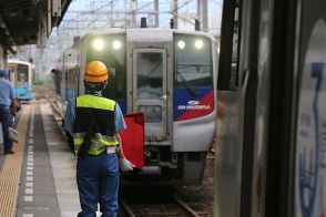 全国唯一の珍風景「特急の寸止め縦列駐車」まもなく見納め！ 乗務員も「緊張する」一体なぜこんな方法を？