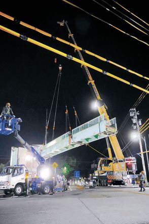 歩道橋一夜で消えた　富山・安野屋、巨大な橋桁宙に浮く　作業わずか１時間半