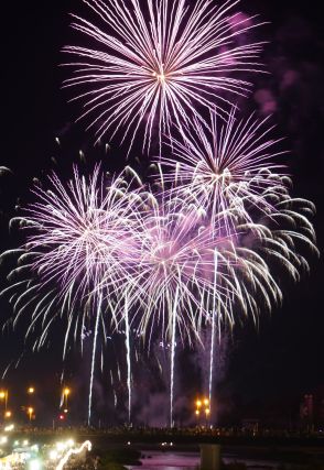 県下最大級6000発の花火　「ごんごまつり」　かりゆし58のライブも大盛況／岡山・津山市