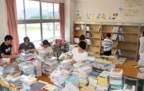 「10年で廃棄」で棚スカスカ　学校図書館で「除籍」作業　捨てても買えず継続利用／兵庫・丹波市