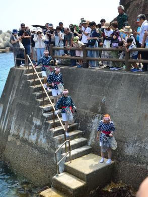 素潜り実演、生ウニ販売盛況　久慈・北限の海女フェス