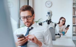 職場のロボットは人をダメにする─「ソーシャル・ローフィング」というリスク