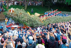 街中練り歩く3トンの「龍神」　4年に1度の降雨祈願「脚折雨乞」　コロナ禍経て8年ぶり開催　厳しい暑さなどの影響で池5周のところ2周に短縮も