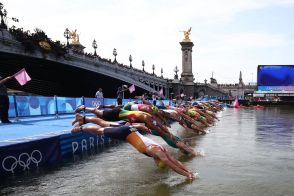 セーヌ川泳いだ選手の体調不良でベルギー棄権、スイスは選手交代　五輪トライアスロン