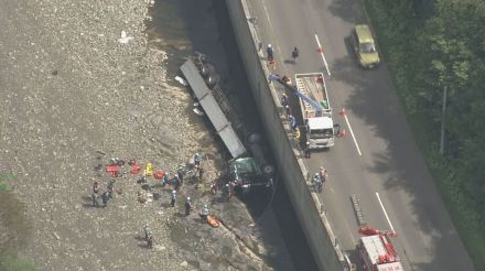 車内に閉じ込められた男性の救出作業続く…北海道芦別市　トレーラーが国道のガードレール突き破り川に転落