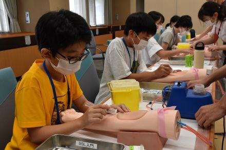 中・高生が医師体験　人材確保でイベント【山口】