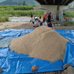 対応3時間後に再び不法投棄　白昼堂々、橋の下に　鶏ふん覆ったシート上に米ぬか／兵庫・丹波市