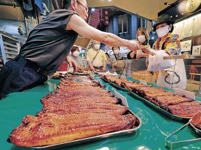 厳しい暑さ、ウナギ求め二の丑、近江町市場に列　