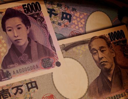 午後3時のドルは一時141円台へ急落、1年8カ月ぶりの大幅安