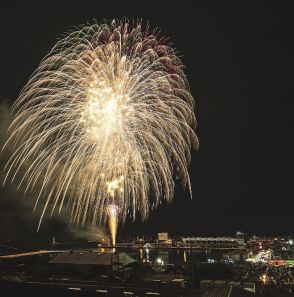 港町に活気あふれる　花火や道中踊りでにぎわう、和歌山県串本まつり