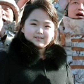 ８０日ぶりに登場した金正恩氏の娘ジュエ氏…新型ミサイル発射台記念式に出席