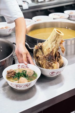 突然の強烈インパクト！ 丼からドーンとはみ出す牛骨。＠インドネシア バンドン