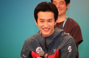 杉野遥亮、山をバックにニッコリ笑顔のピースショット「いい顔してる」「最高の癒しです」の声＜マウンテンドクター＞