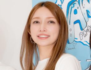 ＜後藤真希＞ハイウエストスカートにTシャツインで美スタイル　シルバー調アクセでシンプルに