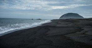 「硫黄島出身の祖父」を地上戦で亡くした遺族が、遺骨収集現場で「明るくふるまっていたワケ」