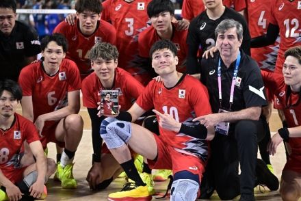 日本男子バレー、フルセットの大熱戦もイタリアに敗れ涙…試合後の記念撮影に加わった”遺影”に海外感動「彼の功績を讃えている」【パリ五輪】