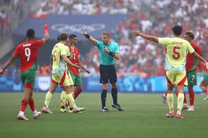 パリ五輪サッカー準決勝にまさかの珍客？　ピッチに現れた“群れ”に驚き「気になるw」「多すぎでは？」