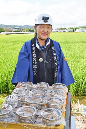 【夏を彩る“二刀流”房州人・下】花火師⇔パン販売員・鈴木君枝さん（67）　夜空に大輪　観客に感動を　館山湾花火「一番の思い入れ」　館山（千葉県）