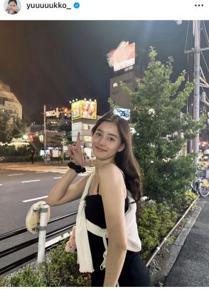 新木優子、夜の東京に出没！素肌見せのキャミワンピ姿にうっとり…「街中にこんな天使いるのやばすぎ」「綺麗」