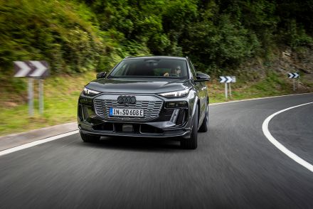 走りと居住性はまるでリムジンのよう！アウディのプレミアムクラスSUV「Q6 e-tron」はテクノロジー好きの心もグッとつかむ