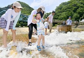 暑さ忘れる清流の涼　茂木・大瀬観光やな　家族連れでにぎわう