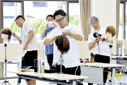 カットやメークの技術競う　長野県松本市で県大会