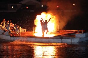 燃えさかる火柱を背にダイブ！　国東市安岐町で夏越行事「川舟祭」