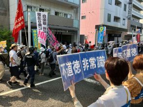 式典会場内にも「反戦反核」デモ音声、今年も〝静かな慰霊〟ならず　公園内では座り込み