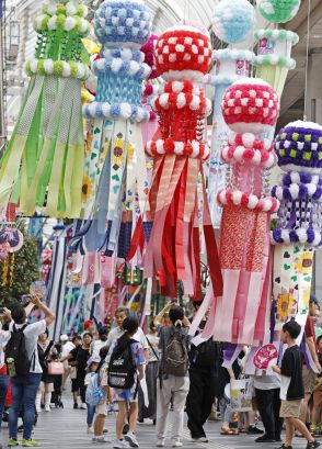 短冊に願い、能登へも届け　仙台七夕まつり開幕