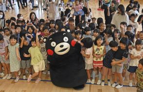 くまモン、能登地震の被災地訪問　クイズで交流、園児笑顔に