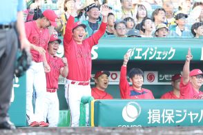 【広島】１２球団監督唯一のガラケー使い？〝アナログ人間〟新井サンの気配り術とは…