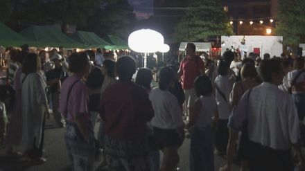 朝市とは違う魅力　岐阜「高山陣屋前夜市」にぎわう　ステージで民謡や踊りも披露