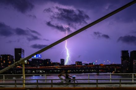 【今日の1枚】落雷、帰路を急ぐ 東京